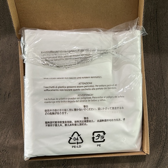 Amazon Basics 100% Cotton Hypoallergenic Pillow Protector - Picture 3 of 8